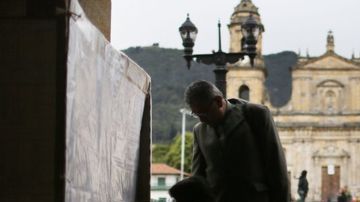 Una pareja busca sus nombres en uno de los recintos habilitados para el "plebiscito por la paz" que tendrá lugar este 2 de octubre.