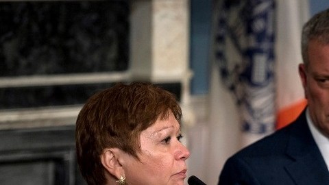 La comisionada del ACS, Gladys Carrion, junto al alcalde Bill de Blasio.