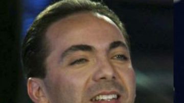 Cristian Castro le extiende su mano a Luis Miguel.