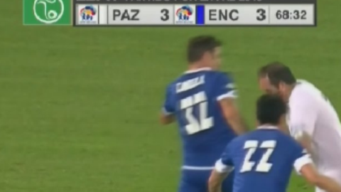El momento de la 'Cuauhteminha en el Olímpico de Roma, durante el Partido por la Paz.