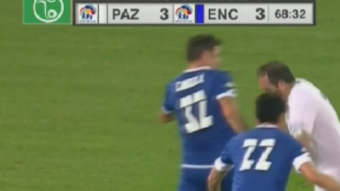 El momento de la 'Cuauhteminha en el Olímpico de Roma, durante el Partido por la Paz.