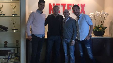 José Luis Higuera (de negro) con algunos directivos de Netflix.