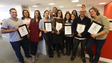 Periodistas de El Diario muestran algunos de los premios ganados por el equipo editorial.