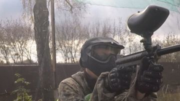 Los juegos de paintball son parte del entrenamiento militar que reciben algunos grupos de jóvenes.