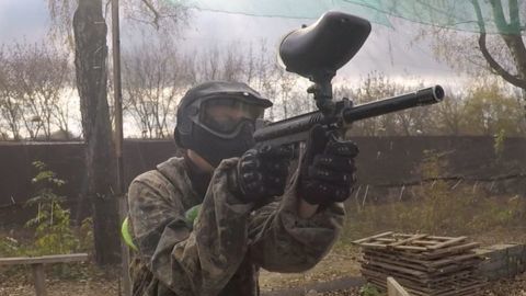 Los juegos de paintball son parte del entrenamiento militar que reciben algunos grupos de jóvenes.