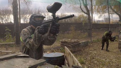 Los juegos de paintball son parte del entrenamiento militar que reciben algunos grupos de jóvenes.