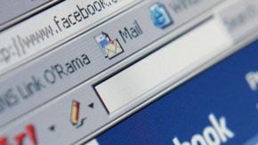 Facebook enfrenta una demanda por la foto de una menor desnuda.