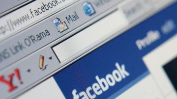 Facebook enfrenta una demanda por la foto de una menor desnuda.