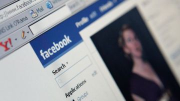 Facebook enfrenta una demanda por la foto de una menor desnuda.
