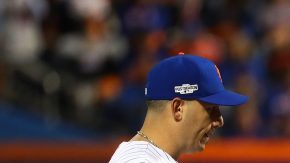 Jeurys Familia (27) expresa toda la contrariedad tras el cuadrangular de Connor Gillaspie. Asdrúbal Cabrera y José Reyes, lo consuelan.