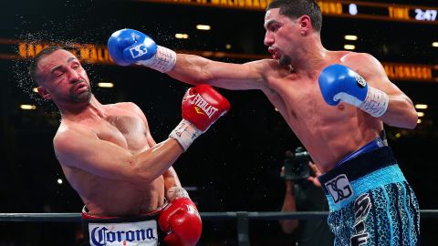 Danny Garcia conecta Paulie Malignaggi durante su pelea en agosto de 2015.