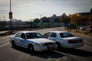 Horrible final: mujer suicida saltó de un puente y murió arrollada en Harlem, Nueva York