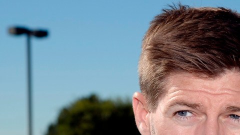 Steven Gerrard querría terminar su carrera en la Premier League.