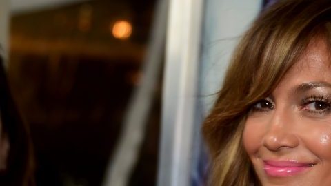 J Lo da una lección de baile en su cuenta de Instagram.