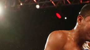 Román "Chocolatito" González salió a pelear el mes pasado con 17 anuncios de patrocinio en sus pantaloncillos.