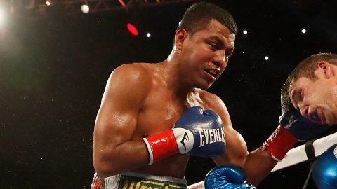 Román "Chocolatito" González salió a pelear el mes pasado con 17 anuncios de patrocinio en sus pantaloncillos.