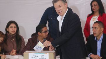 El presidente de Colombia, Juan Manuel Santos, y el líder de las FARC, Rodrigo Londoño Echeverri firmaron un acuerdo de paz que no fue ratificado en el referendo.
