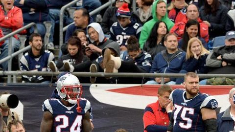 Los jugadores de los Patriots lucen desconcertados en la banca durante el partido en que Buffalo los dejó sin puntos.