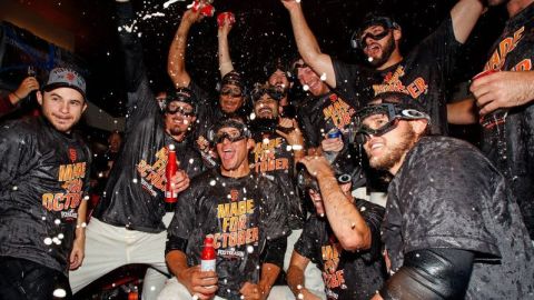 Los Gigantes de San Francisco celebran en el vestidor su boleto al juego de comodines del próximo miércoles contra los Mets luego de vencer a los Dodgers de Los Ángeles 7-1.