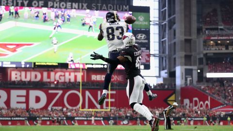 Brian Quick, receptor de los Rams, se eleva para atrapar un pase de touchdown de 4 yardas que le dio la voltereta al juego contra Arizona y el triunfo a Los Ángeles.