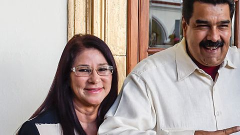 Los actores posaron junto al presidente y su mujer, Cilia Flores en el palacio presidencial de Miraflores.