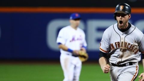 Conor Gillaspie recorre eufórico las bases tras conectar un jonrón de tres carreras en la novena entrada para que los Gigantes avanzaran sobre Mets en los playoffs de la Liga Nacional.