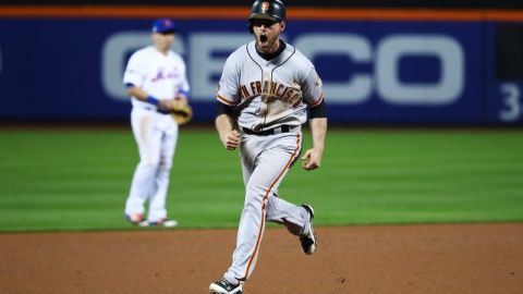 Conor Gillaspie recorre eufórico las bases tras conectar un jonrón de tres carreras en la novena entrada para que los Gigantes avanzaran sobre Mets en los playoffs de la Liga Nacional.