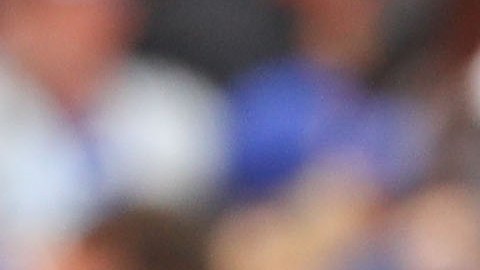 Russell Martin felicita al cerrador Roberto Osuna tras ganar el segundo juego de la serie.