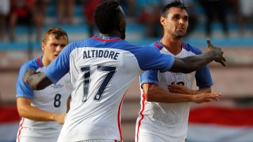 La selección de Estados Unidos festeja un gol ante Cuba.