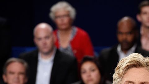 Donald Trump y Hillary Clinton se enfrentaron en un segundo debate mucho más intenso que el primero, y que mantuvo a Clinton a la defensiva, mientras Trump amenazaba con "investigarla.