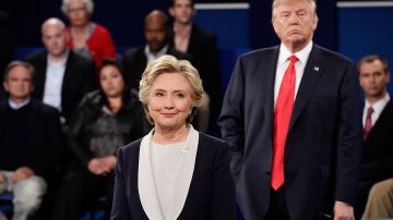 Donald Trump y Hillary Clinton se enfrentaron en un segundo debate mucho más intenso que el primero, y que mantuvo a Clinton a la defensiva, mientras Trump amenazaba con "investigarla.