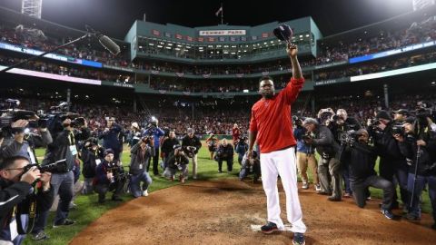 David Ortiz se despide de los aficionados de Fenway Park tras el partido final de su carrera, una derrota de los Medias Rojas que le puso final a su temporada.