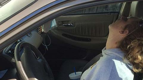 La madre enfrenta cargos de abuso de menores y posesión de drogas.