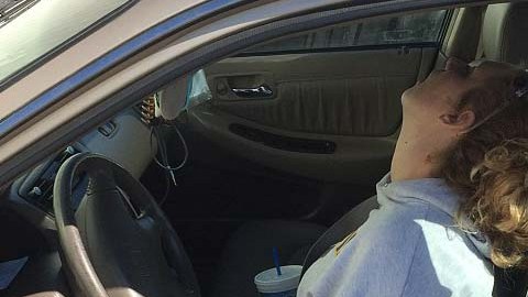 La madre enfrenta cargos de abuso de menores y posesión de drogas.