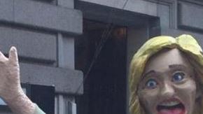 La estatua de Hillary Clinton semidesnuda indignó a muchos transeúntes.