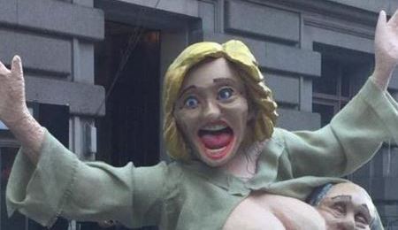 La estatua de Hillary Clinton semidesnuda indignó a muchos transeúntes.