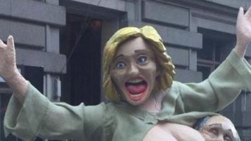 La estatua de Hillary Clinton semidesnuda indignó a muchos transeúntes.