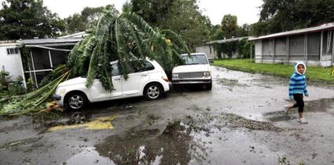 Vista de los daños materiales provocados por el huracán Matthew en una urbanización de casas prefabricadas del condado de Seminole en Fort Piece, Florida.