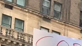 Decenas de mujeres se concentraron frente a la Torre de Trump para protestar contra el magnate.