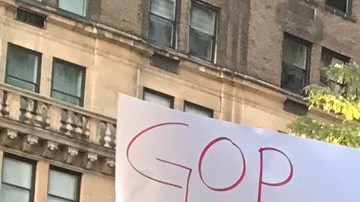 Decenas de mujeres se concentraron frente a la Torre de Trump para protestar contra el magnate.