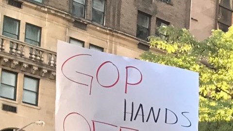 Decenas de mujeres se concentraron frente a la Torre de Trump para protestar contra el magnate.