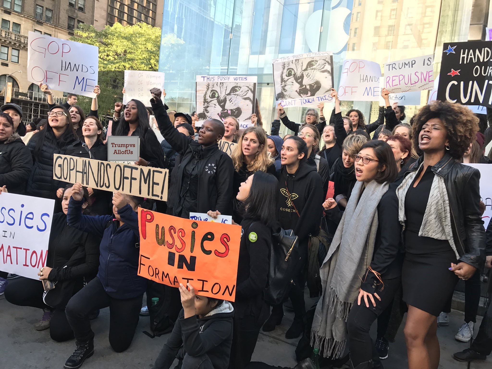Decenas de mujeres se concentraron frente a la Torre de Trump para protestar contra el magnate.