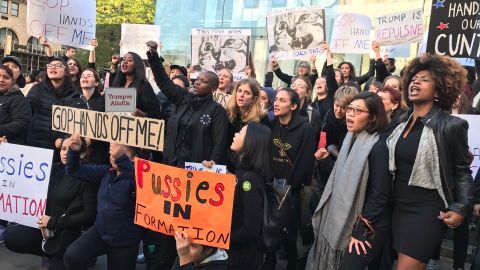 Decenas de mujeres se concentraron frente a la Torre de Trump para protestar contra el magnate.