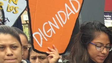 Decenas de trabajadoras de la industria de salones de uñas se reunieron en Jackson Heights, Queens para para exigir que la ley que ordena a los locales tener sistemas de ventilación para evitar enfermedades por exposición a químicos se implemente inmediatamente por sitios nuevos y antiguos por igual.