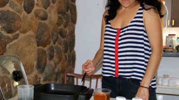 Alina Morales durante la elaboración de la pasta a base de marihuana.