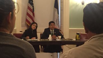 El presidente del Comité de Inmigración del Concejo, Carlos Menchaca, escuchó este viernes testimonios de inmigrantes para mejorar el acceso a los servicios de las agencias municipales.