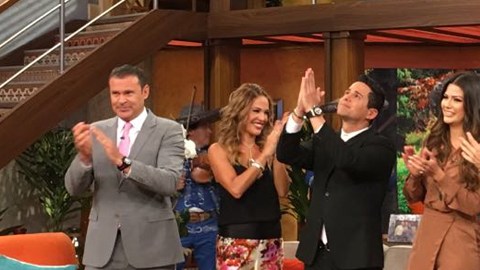 Alejandro Chabán dando las gracias.