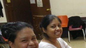 Mexicanas preparan la decoración de los altares para la celebración del Día de Muertos en El Bronx