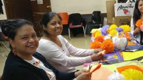 Mexicanas preparan la decoración de los altares para la celebración del Día de Muertos en El Bronx