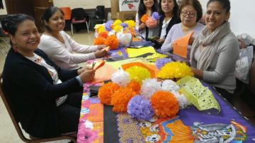 Mexicanas preparan la decoración de los altares para la celebración del Día de Muertos en El Bronx